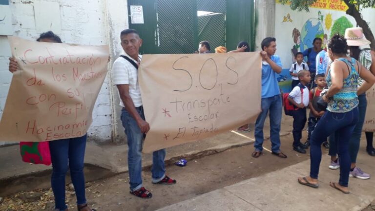 Padres de familia y estudiantes se toman escuela