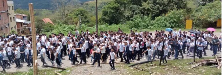 Estudiantes protestan para exigir mejores condiciones en su institución educativa