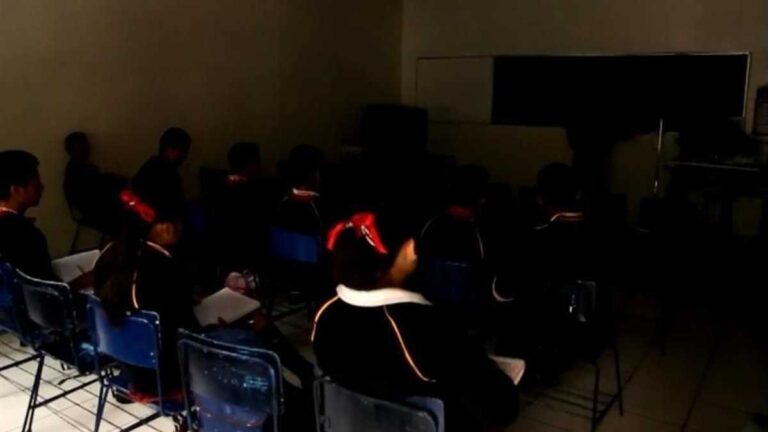 Insólito: estudiantes, reciben clases a oscuras Insólito: estudiantes, reciben clases a oscuras