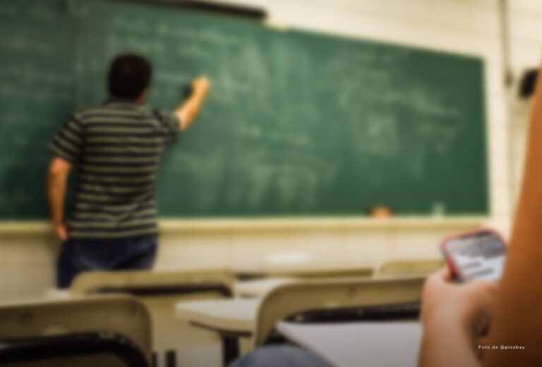 Padres de familia reclaman retorno de docente
