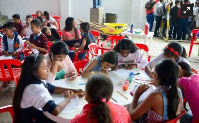 Docentes denuncian que están entre el hacinamiento y el cierre de cursos Docentes denuncian que están entre el hacinamiento y el cierre de cursos