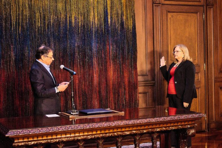 Petro posesionó a la directora general del ICBF