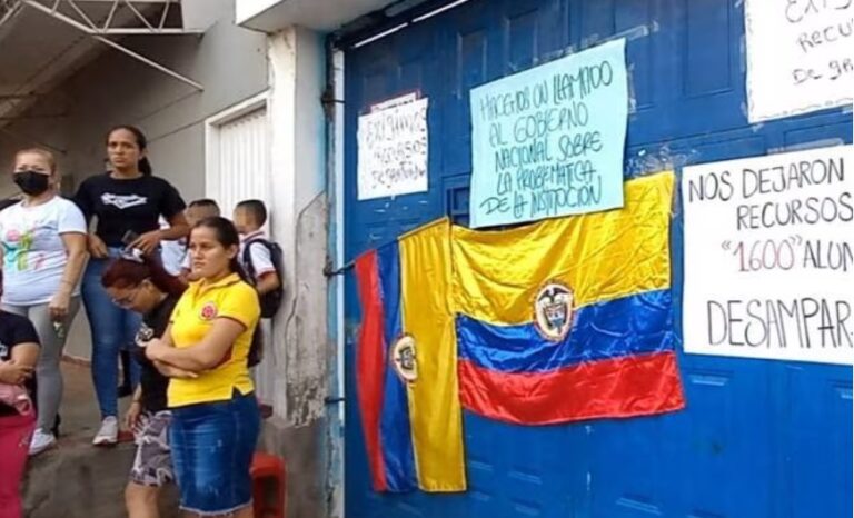 Padres de familia y estudiantes cerraron colegio