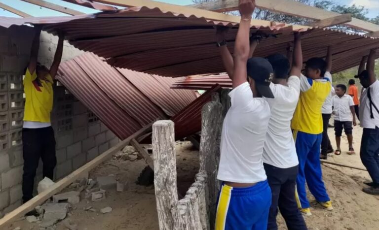 Cinco estudiantes heridos tras caerles techo por fuertes vientos