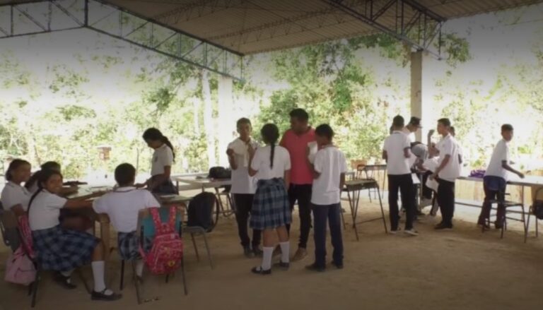 Estudiantes reciben las clases de pie