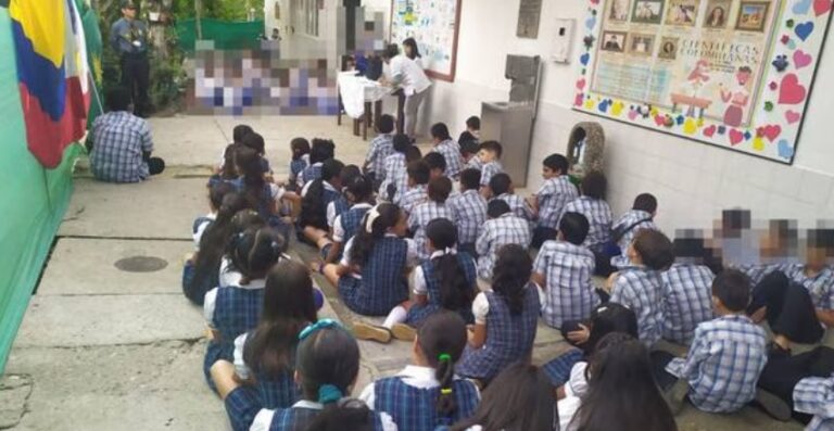 Niños de un colegio reciben clases en el salón comunal