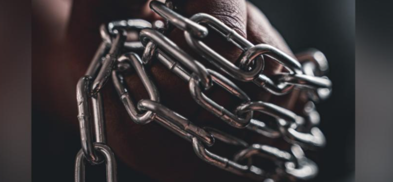 Rectora de colegio castigaba hasta con cadenas a los estudiantes