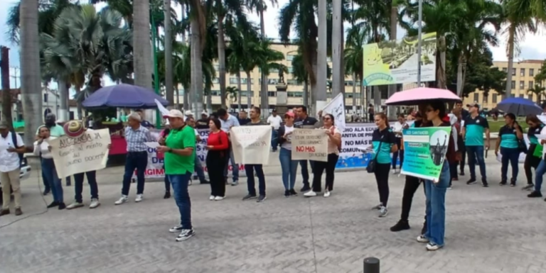 Docentes protestaron por 300 nombramientos que hacen falta en los colegios Docentes protestaron por 300 nombramientos que hacen falta en los colegios