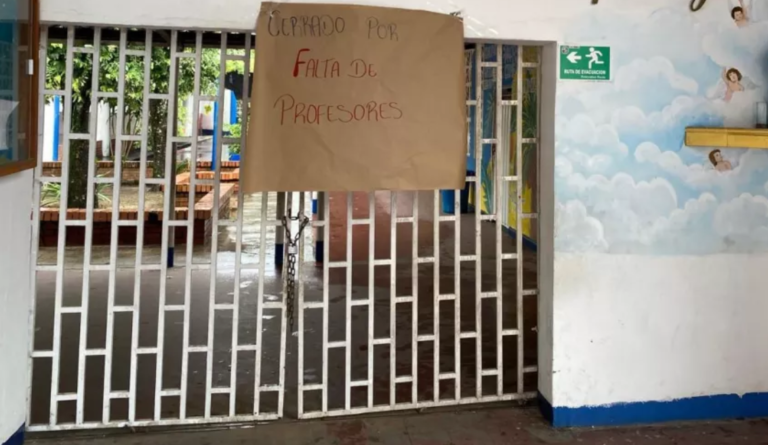 Cerraron colegio de 4.000 estudiantes por falta de profesores Cerraron colegio de 4.000 estudiantes por falta de profesores