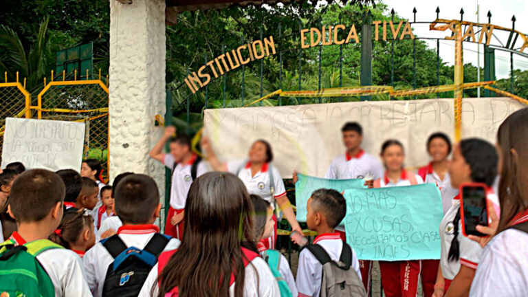 Estudiantes protestaron por la falta de docente de inglés