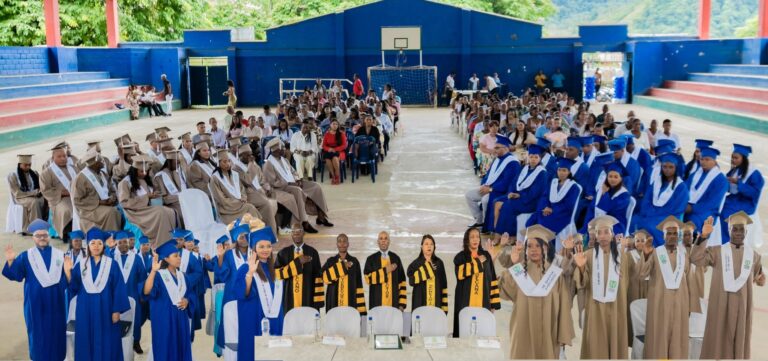UTCH realizó primera graduación en Bahía Solano