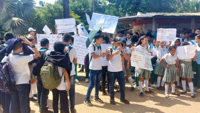 Protestan para exigir nombramiento de docentes