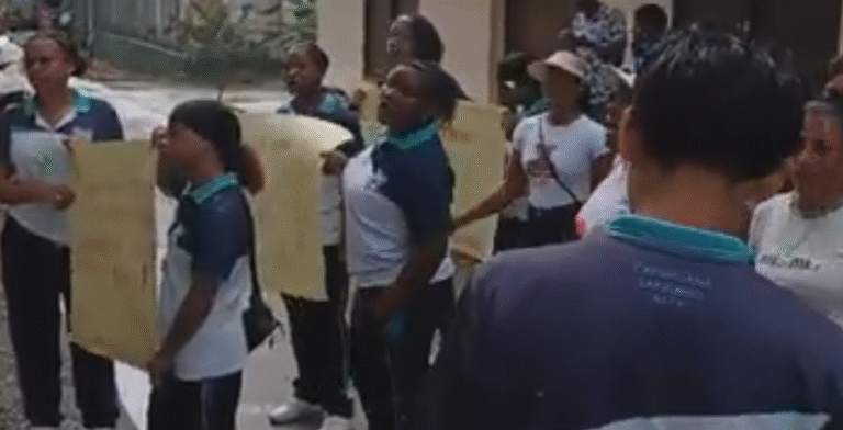 Protesta en Capurganá: Comunidad Educativa Exige Solución Urgente a Falta de Personal en su Institución