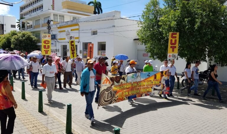 PARO INDEFINIDO EN CÓRDOBA: MÁS DE 200 MIL ESTUDIANTES SIN CLASES POR FALTA DE PAGO A DOCENTES