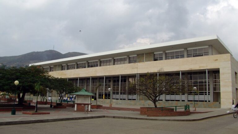 Docentes denuncian presuntas irregularidades en asignación de plazas del concurso de méritos
